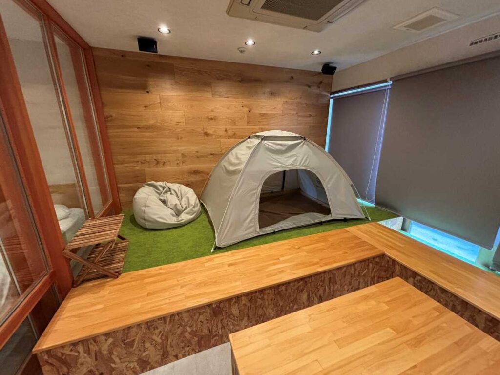 Child-friendly accommodation in Takayama-Japan with an area to play with a tent and a pouch. Canary Family on Board