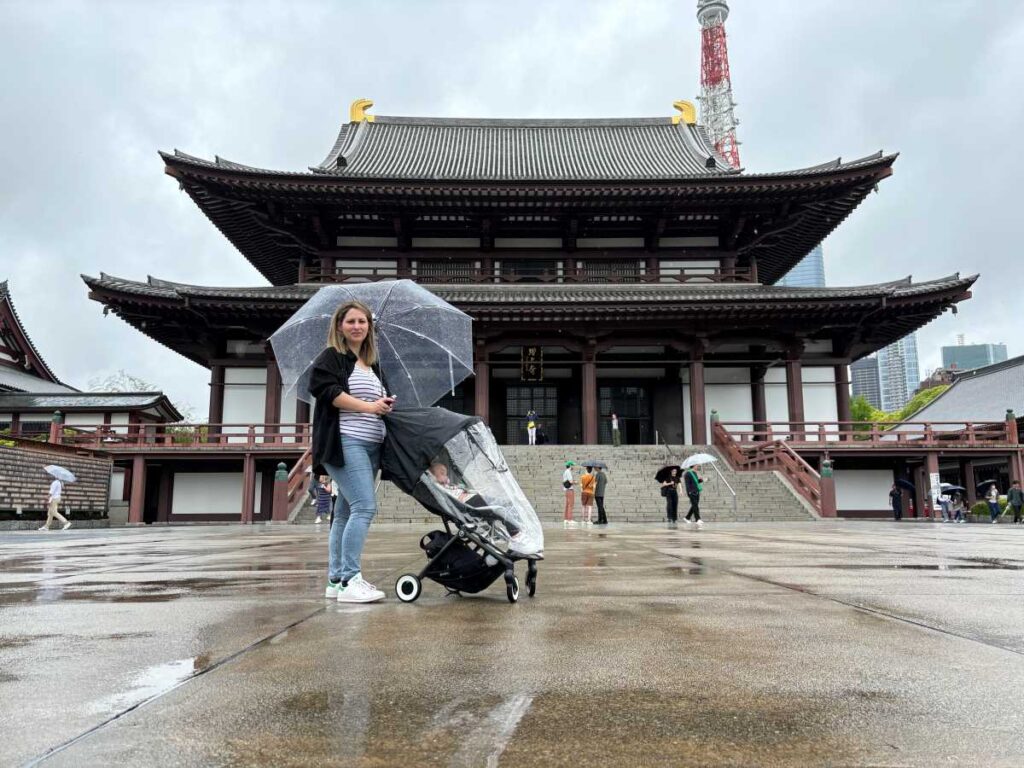 Templo en Kioto durante un día de lluvia. The Canary Family on Board con un paraguas transparente típico de Japón y con un protector para la lluvia para el cochecito de bebé.